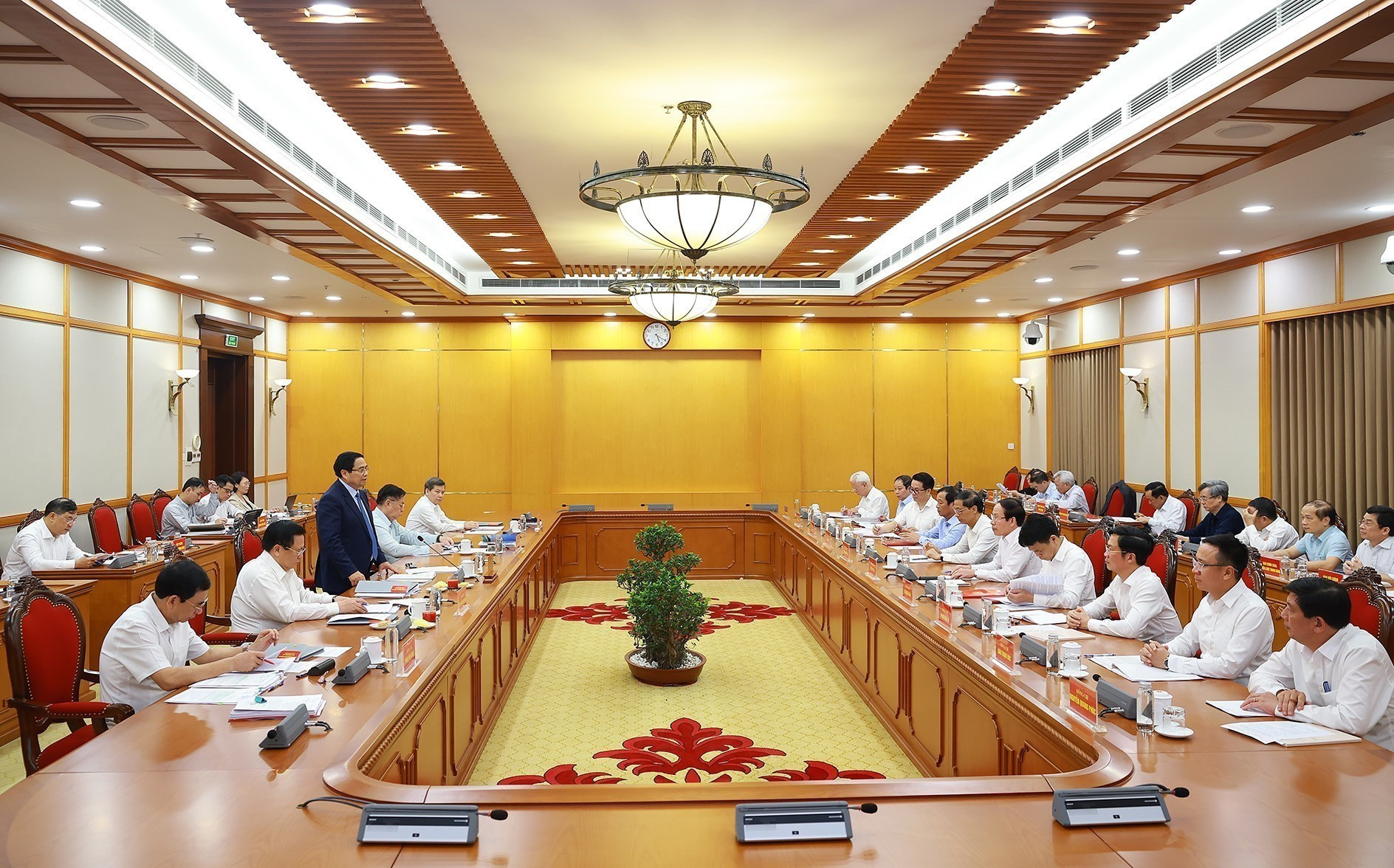At the working session. Photo: VNA vna-potal-thu-tuong-chu-tri-lam-viec-voi-ban-thuong-vu-cac-tinh-uy-quang-ngai-va-thanh-uy-hai-phong-8241519.jpg