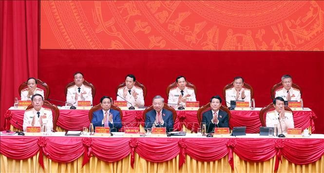 Party General Secretary To Lam, State President Luong Cuong, and Prime Minister Pham Minh Chinh participate in the Presidium of the Congress. Photo: VNA vna-potal-khai-mac-dai-hoi-dai-bieu-dang-bo-cong-an-trung-uong-lan-thu-viii-stand.jpg