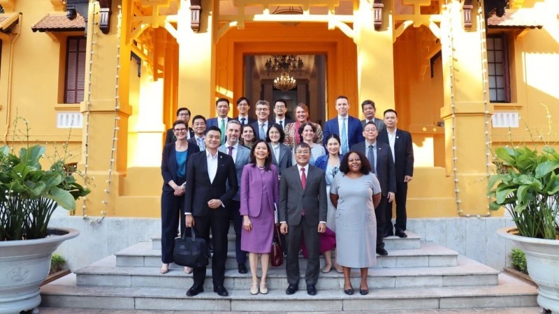 Permanent Deputy Minister of Foreign Affairs Nguyen Minh Vu meets with UN Resident Coordinator for Vietnam Pauline Tamesis and heads of UN development agencies in Hanoi on November 14. (Photo: baoquocte.vn)