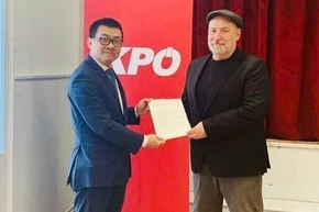 Vietnamese Ambassador to Austria Vu Le Thai Hoang (L) delivers a letter of appreciation from the CPV Central Committee for the congratulatory message sent on the occasion of the CPV’s 14th National Congress to Leader of the Communist Party of Austria (KPÖ) Günther Hopfgartner. (Photo published by VNA)