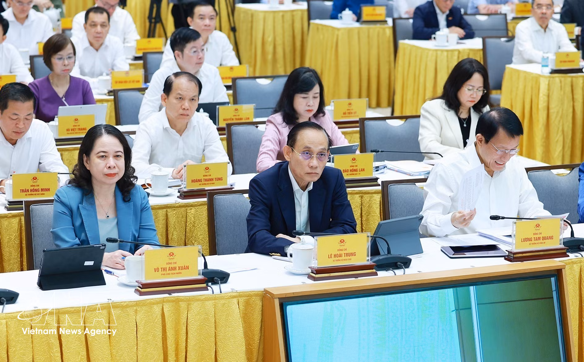 Officials attend the Government's regular meeting for June and a teleconference with authorities of all localities nationwide on July 4. (Photo: VNA)