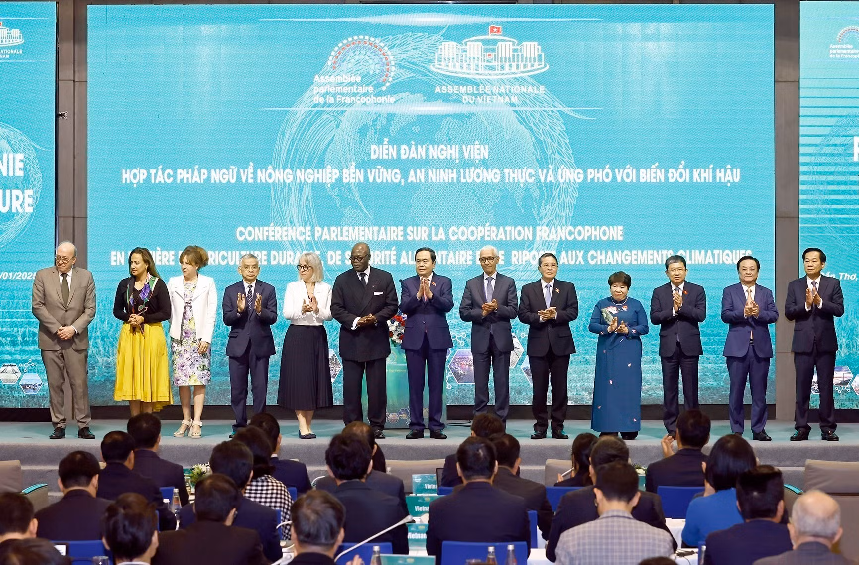 vna-potal-chu-tich-quoc-hoi-du-dien-dan-nghi-vien-hop-tac-phap-ngu-ve-nong-nghiep-ben-vung-7818755.jpg