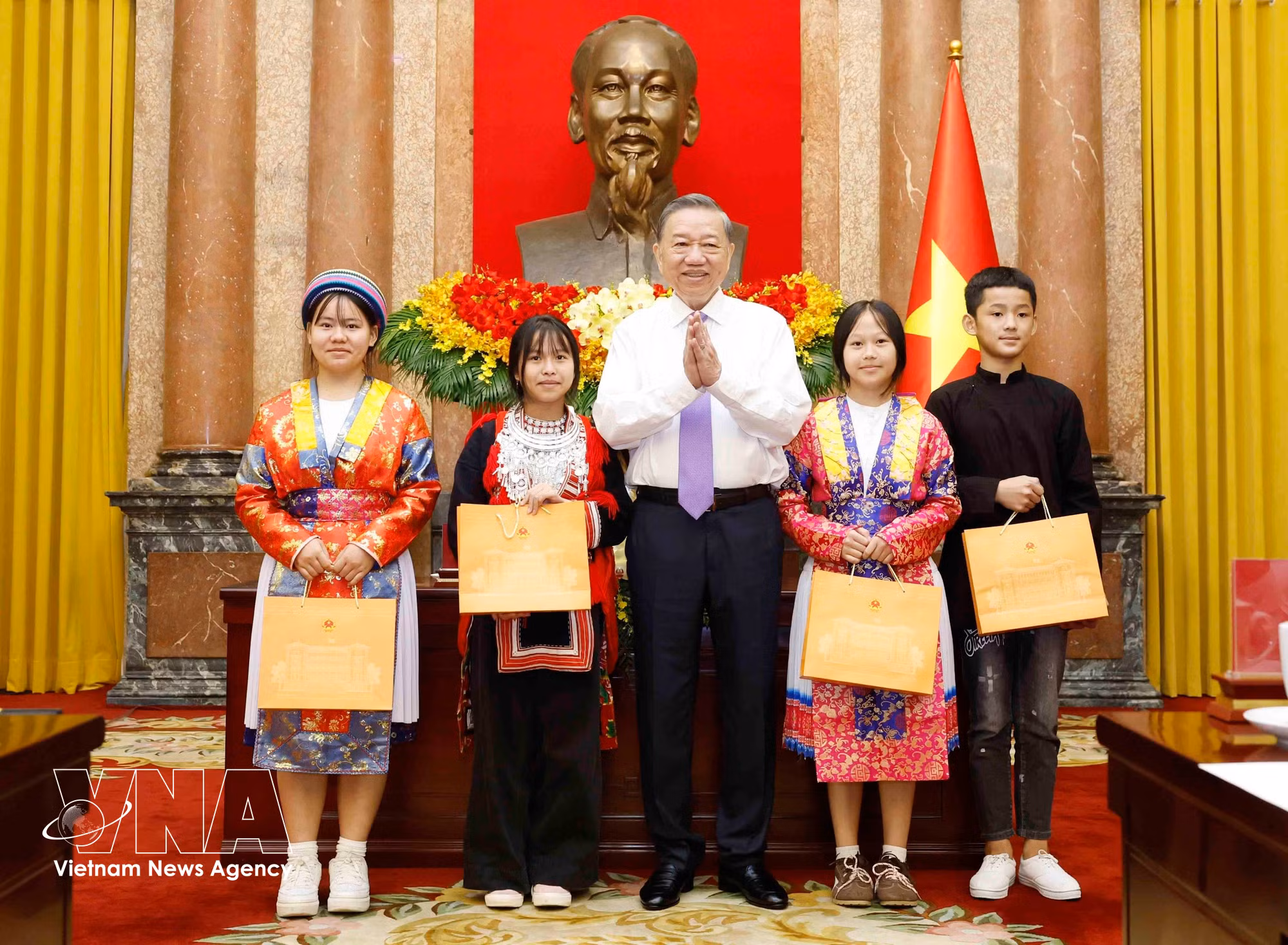 vnanet-potal-tong-bi-thu-chu-tich-nuoc-to-lam-gap-mat-than-mat-100-dai-bieu-trong-chuong-trinh-viec-tu-te-cua-dai-truyen-hinh-viet-nam-8817101.jpg