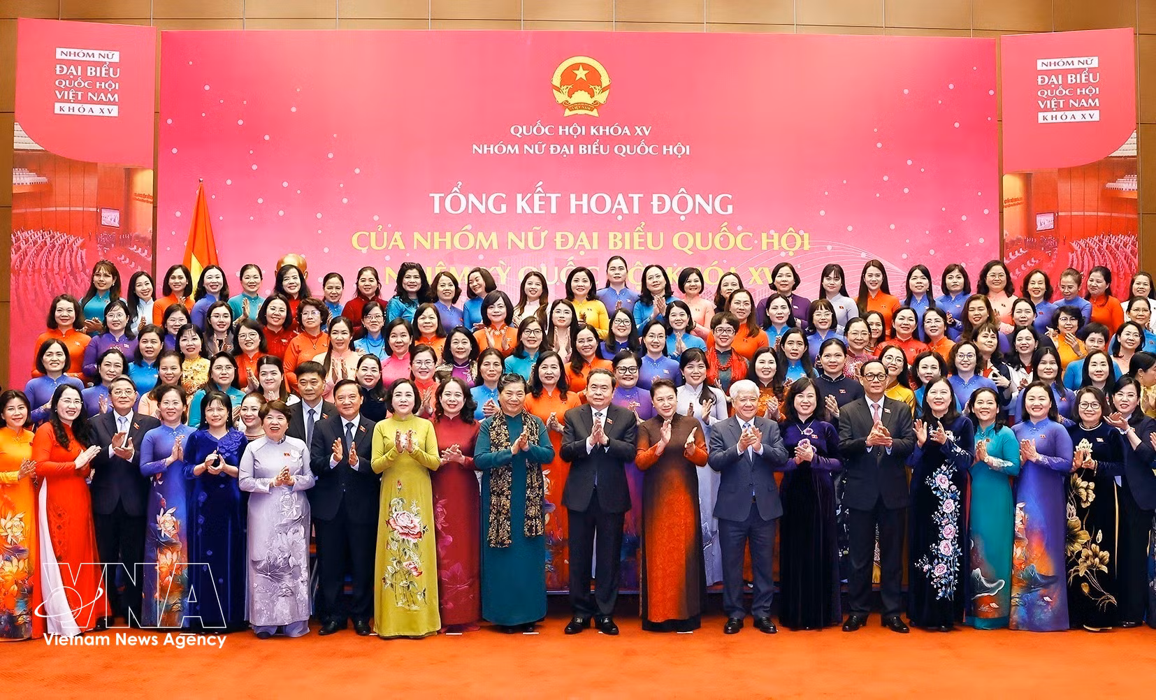National Assembly Chairman Tran Thanh Man and officials attend a ceremony reviewing the activities of the Group of Women Deputies of the 15th National Assembly in Hanoi on December 9, 2025. (Photo: VNA)
