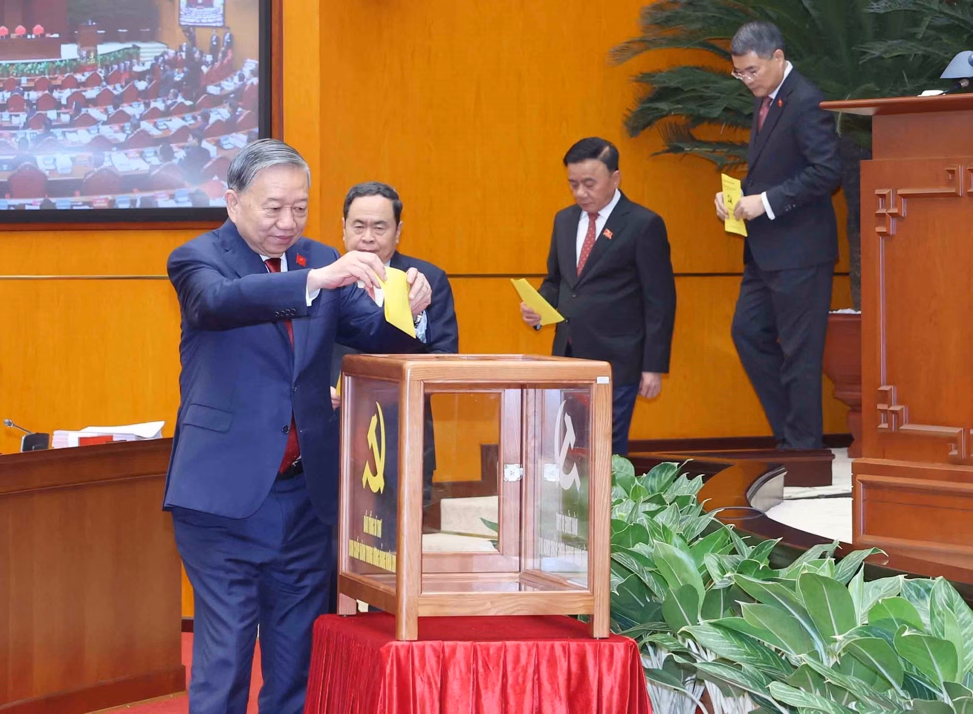 vna-potal-ban-chap-hanh-trung-uong-dang-khoa-xiv-tien-hanh-hoi-nghi-lan-thu-nhat-8547589.jpg