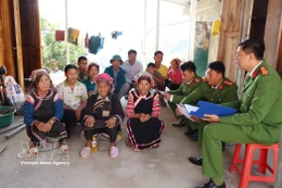 The police force of Hua Bum commune is educating locals about the significance of Election Day as well as the rights and responsibilities of citizens. (Photo: VNA)