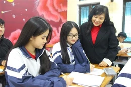 A teacher tells students about the upcoming election of deputies to the 16th National Assembly and People’s Councils at all levels. (Photo: VNA)