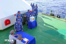 Crew members aboard a vessel on duty in Con Dao special zone cast their ballots (Photo: VNA)
