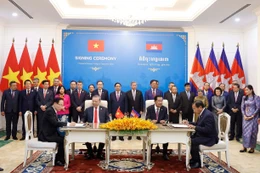 Party General Secretary To Lam and CPP President Hun Sen witness the signing of a cooperation agreement between the Party Committee of the Vietnamese Ministry of Foreign Affairs and the CPP Central Committee’s Commission for External Relations. (Photo: VNA)