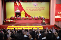 Delegates vote to pass the resolution of the first Congress of the Ho Chi Minh City Party Organisation in the closing session on October 15 morning. (Photo: Organising Committee)
