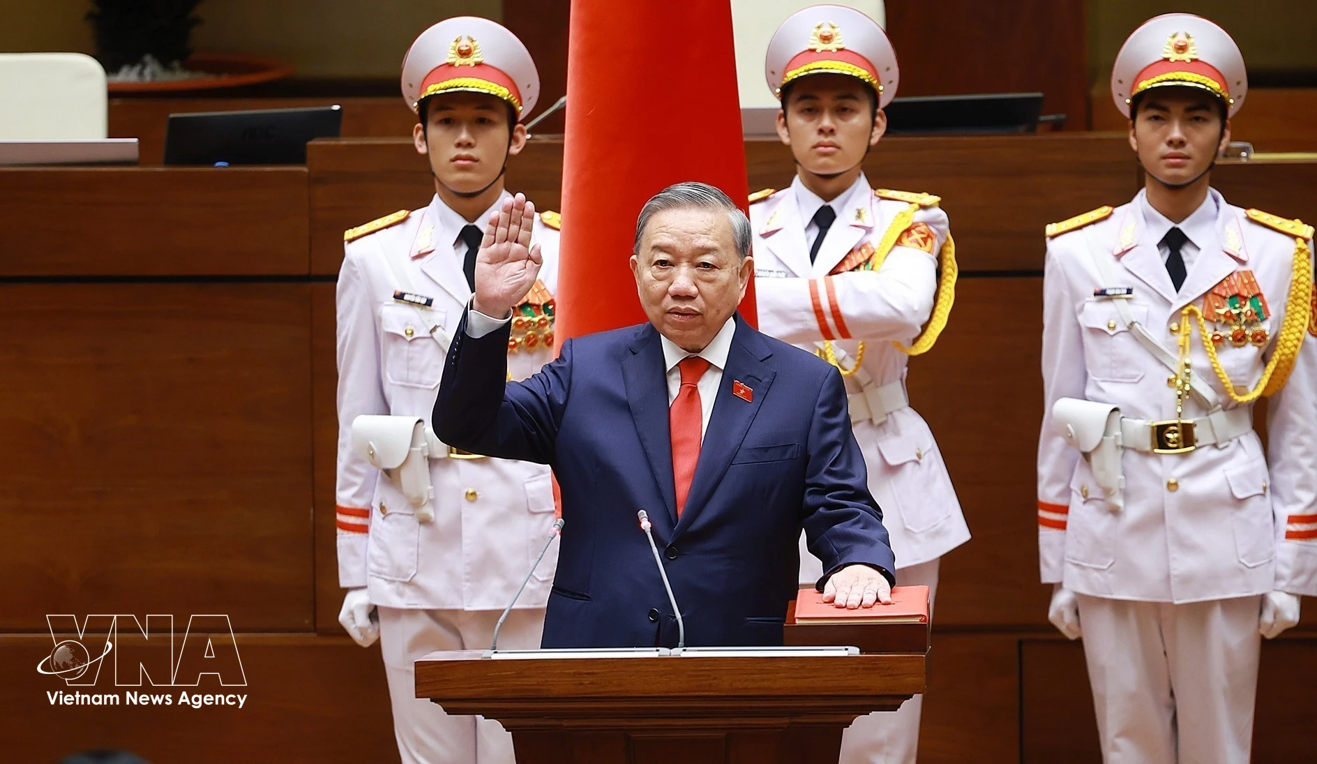 Party General Secretary and State President To Lam takes the oath of office on April 7. (Photo: VNA)