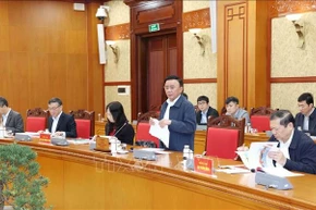Tran Cam Tu (standing), Politburo member, Permanent Member of the Party Central Committee’s Secretariat and head of the sub-committee for the organisation of the 14th National Party Congress, addresses the working session on November 19. (Photo: VNA)