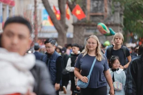 The number of foreign visitors to Hanoi in the first 11 months of 2025 rises by around 25% year-on-year (Photo: VNA)