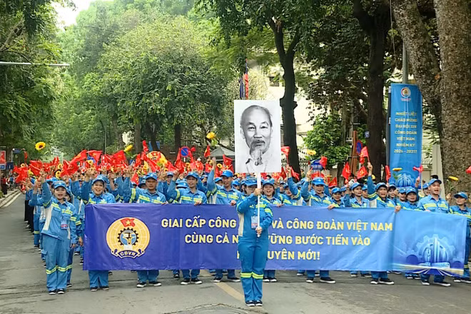 Hanoi parade honours workers ahead of Int’l Labour Day