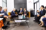 The meeting between Nguyen Kim Son (right), member of the Communist Party of Vietnam Central Committee and Vice Chairman of its Commission for Strategies and Policies, and National Secretary of the French Communist Party (PCF) Fabien Roussel (Photo: VNA)