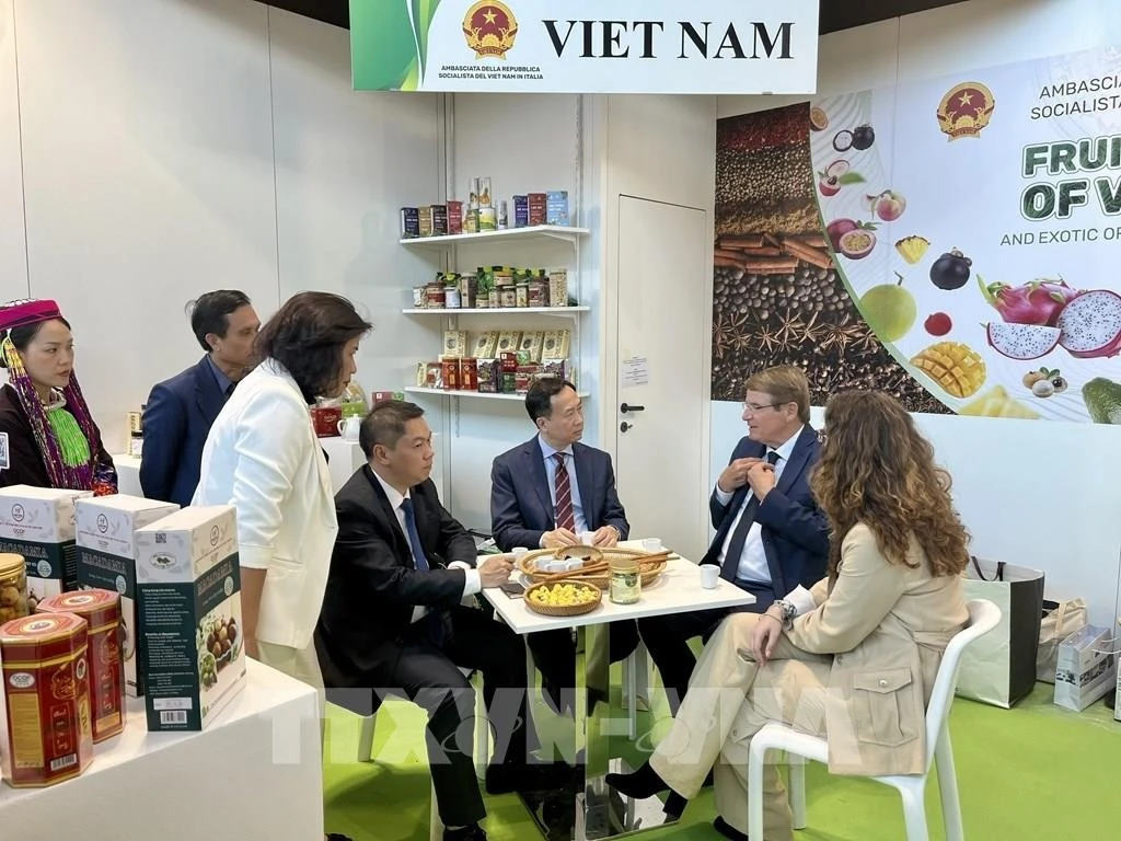 The Vietnamese Embassy in Italy takes part in the 41st Macfrut agricultural fair in Rimini, Emilia-Romagna, with a booth highlighting Vietnam’s fruit garden with oriental spices and herbs. (Photo: VNA)