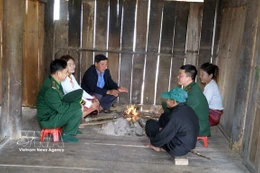 Border guard officers, together with village elders and hamlet leaders, visit Chut people's households in Rao Tre hamlet, Ha Tinh province, to conduct outreach on the upcoming election. (Photo: VNA) 