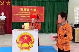 Dao ethnic minority people cast their votes. (Photo: VNA)