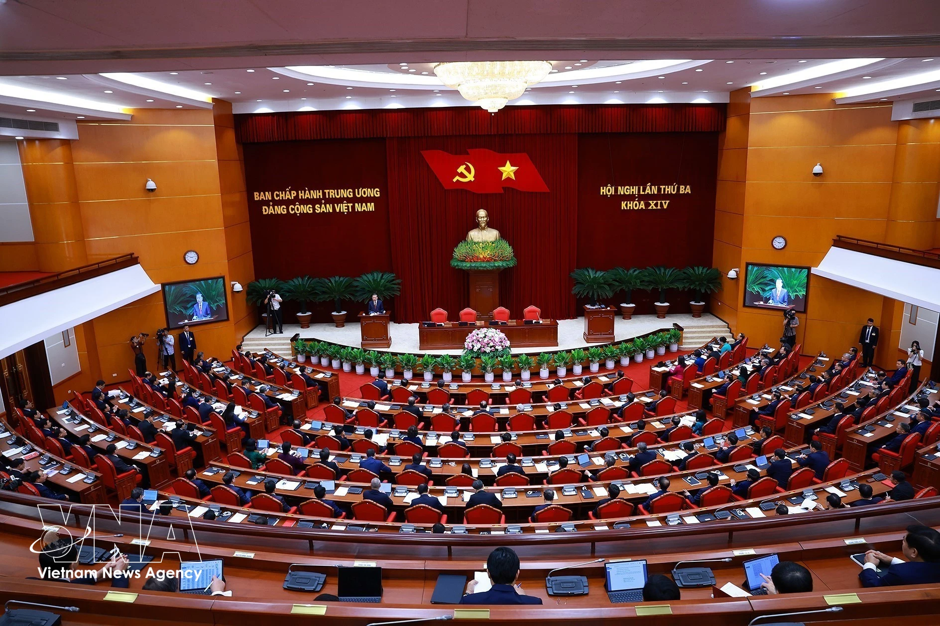 An overview of the closing session of the 14th Party Central Committee's third meeting. (Photo: VNA)