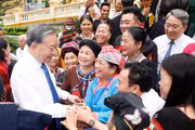 Top leader praises ethnic minority figures for preserving national culture