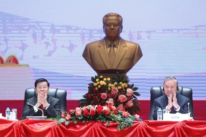 Party chief briefs Laos on outcomes of 14th National Congress