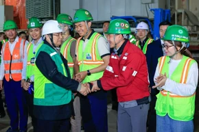 ​PM requests planning railway sector with over-100-year vision