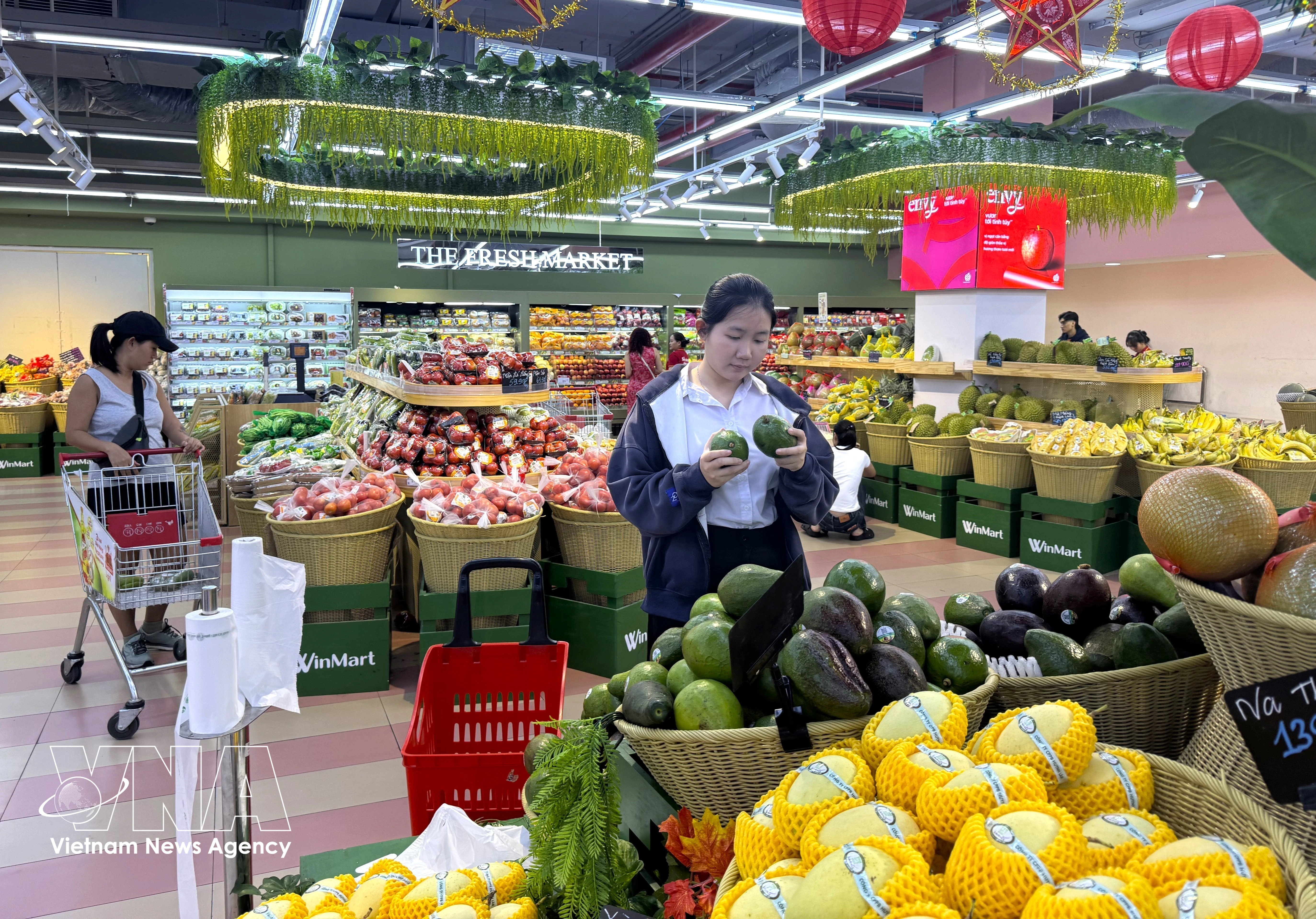 Fruits on sale at the Thao Dien WinMart supermarket in Ho Chi Minh City (Photo: VNA)