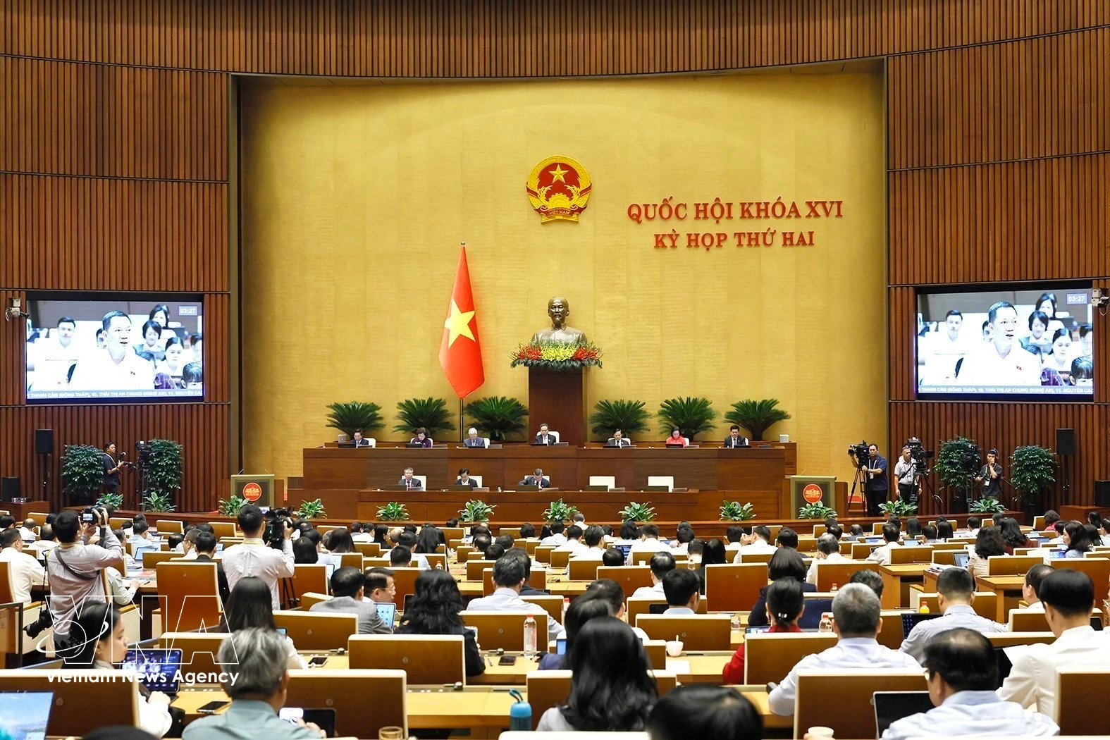 An overview of a discussion during the second session of the 16th National Assembly (Photo: VNA)