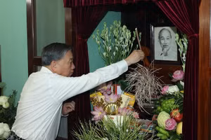 Party and State leader offers incense in tribute to President Ho Chi Minh in Hanoi