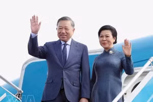 Top leader departs for visits to Russia, France, attendance at Int’l Space Summit 