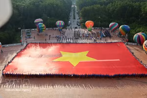 Ca Mau raises record 2,025 sq.m flag on Vietnam’s National Day