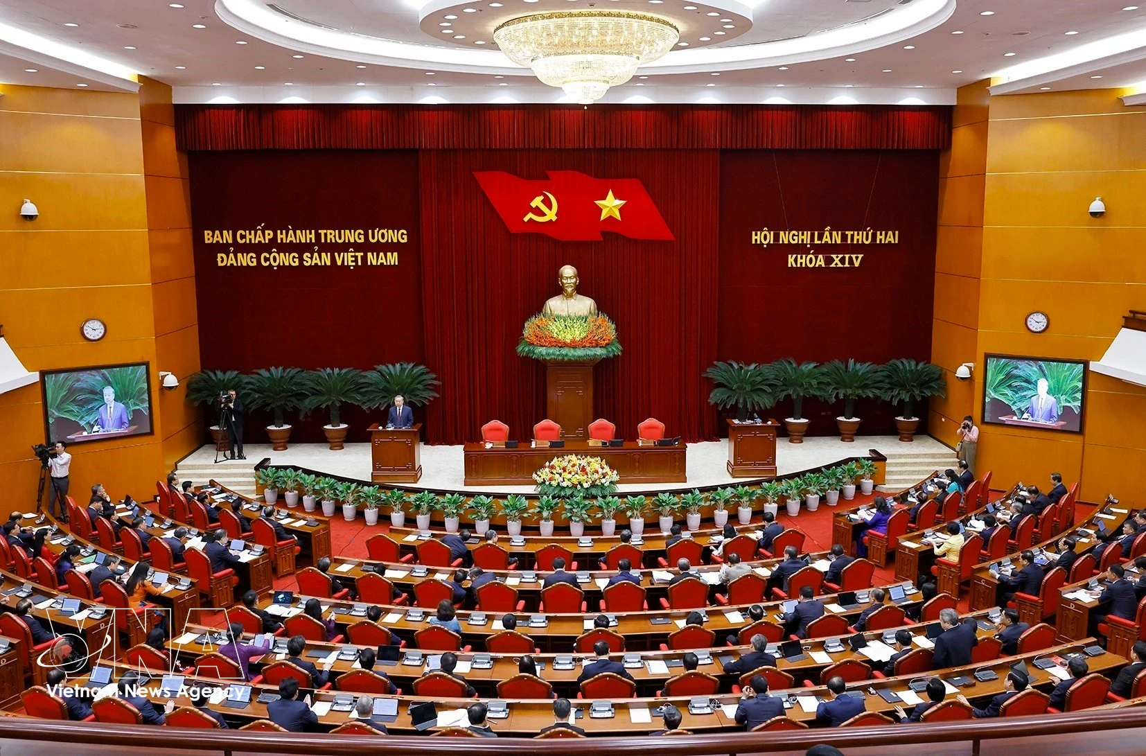 At the closing session of the second meeting of the 14th Party Central Committee. (Photo: VNA)