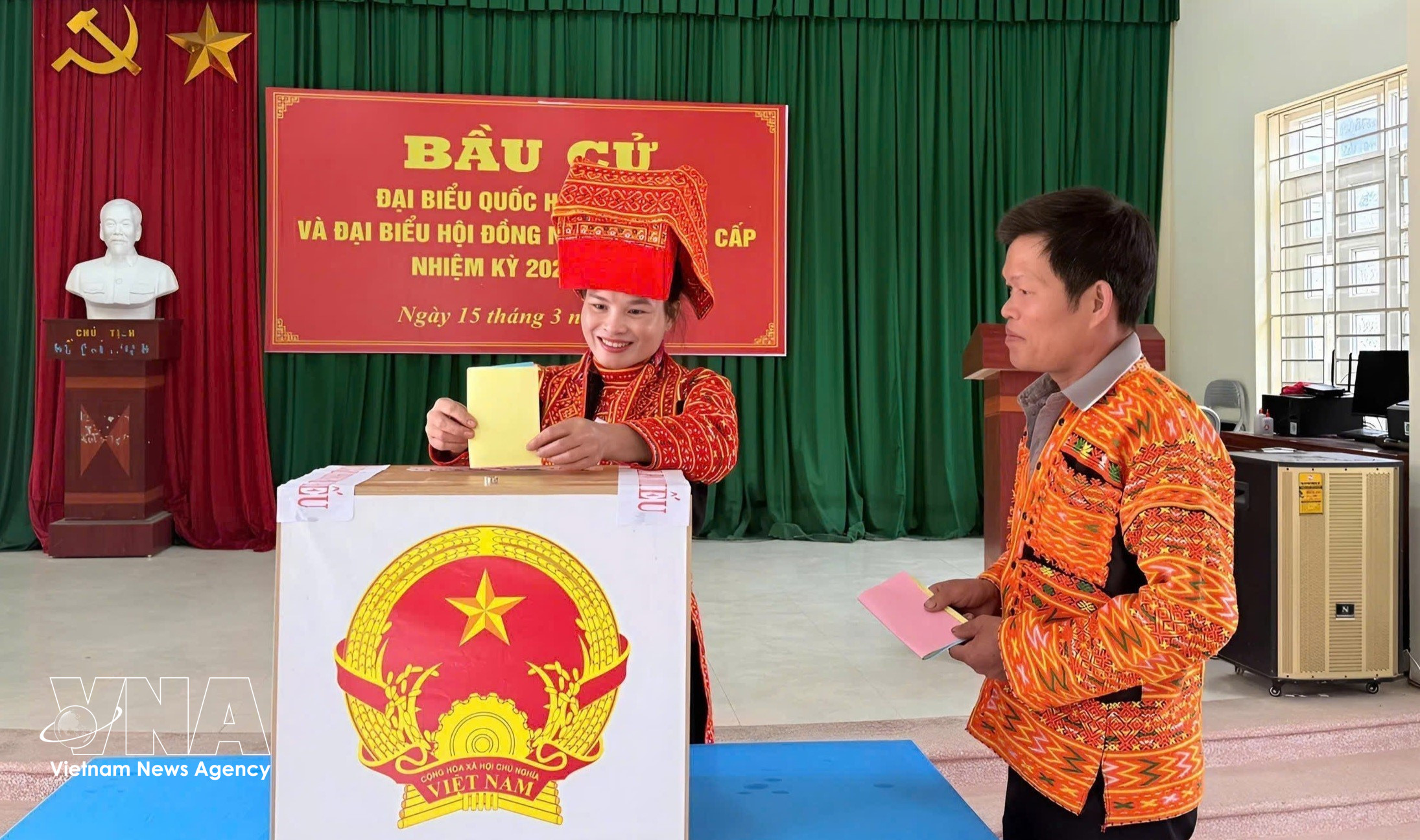 Dao ethnic minority people cast their votes. (Photo: VNA)