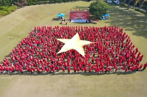 Record set for largest formation of Vietnamese national flag by Vietnamese community in Japan