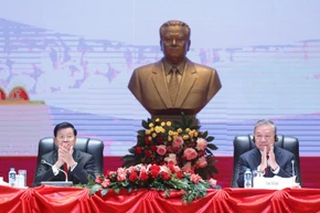 Party chief briefs Laos on outcomes of 14th National Congress