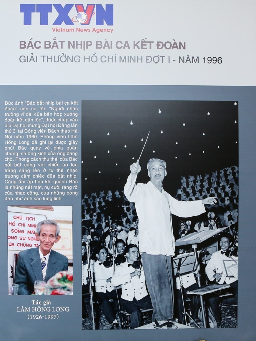 The photos “Uncle Ho leading the singing of the song “Solidarity” and “Mother and son on reunion day” by photographer Lam Hong Long win the Ho Chi Minh Prize in 1996. (Photo: VNA) anh-1-avatar.jpg