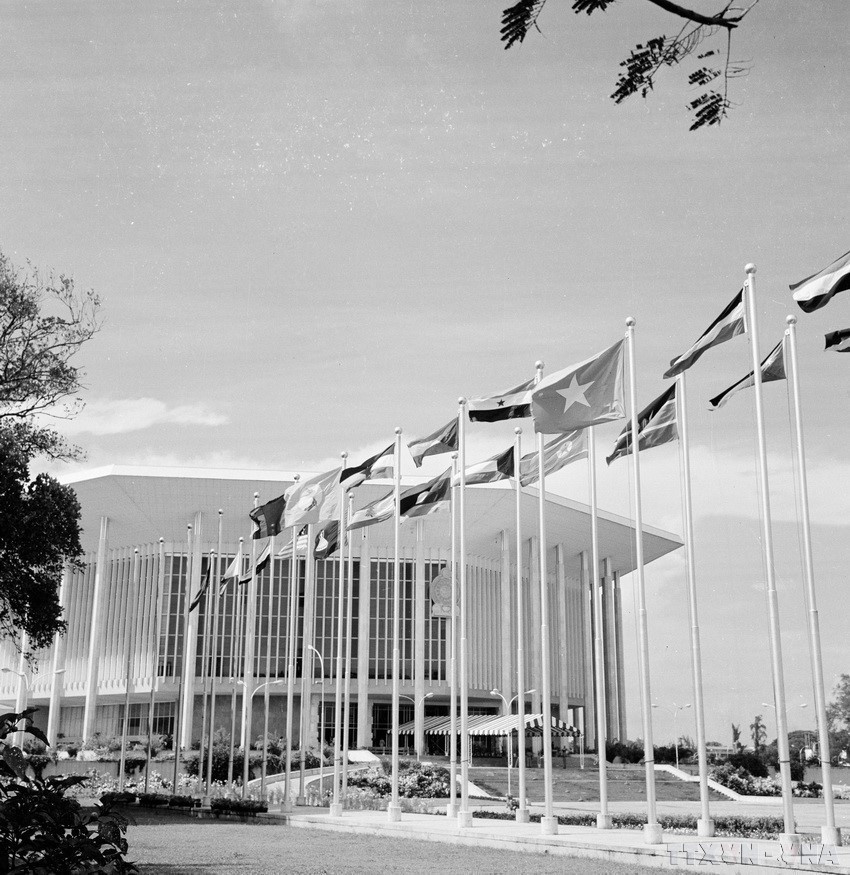 After the national reunification, the diplomacy sector plays an essential role in gradually integrating Vietnam into the region and the world with the signing of hundreds of international treaties and agreements. In photo: Vietnam’s flag flying at the 5th Summit of the Non-Aligned Movement in Colombo, Sri Lanka, 1976. (Photo: VNA) anh-5-8106.jpg