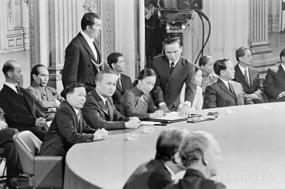 Nguyen Thi Binh, Foreign Minister of the Provisional Revolutionary Government of the Republic of South Vietnam (first row, third from left), signs the Paris agreement on ending the war and restoring peace in Vietnam, January 27, 1973, France. (Photo: VNA Archives) anh-bo-sung.jpg