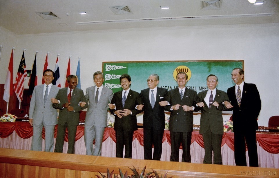 Diplomacy paves the way for deeper regional and global integration, marked by milestones such as joining ASEAN, APEC, and the WTO. In photo: Foreign Minister Nguyen Manh Cam (second from right), ASEAN Secretary-General and ASEAN Foreign Ministers at the meeting admitting Vietnam as ASEAN’s seventh member, Bandar Seri Begawan, Brunei, July 28, 1995. (Photo: VNA) anh-8-9627.jpg
