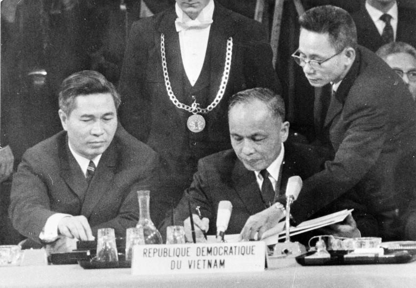 In 1973, the Vietnamese diplomacy records a great success through the signing of the Agreement on ending the war and restoring peace in Vietnam. The United States and other countries recognise the Vietnamese people’s right to self-determination. In photo: Deputy Prime Minister and Foreign Minister of the Democratic Republic of Vietnam Nguyen Duy Trinh signs the agreement in Paris, France, Jan. 27, 1973. (Photo: VNA) anh-4-785.jpg