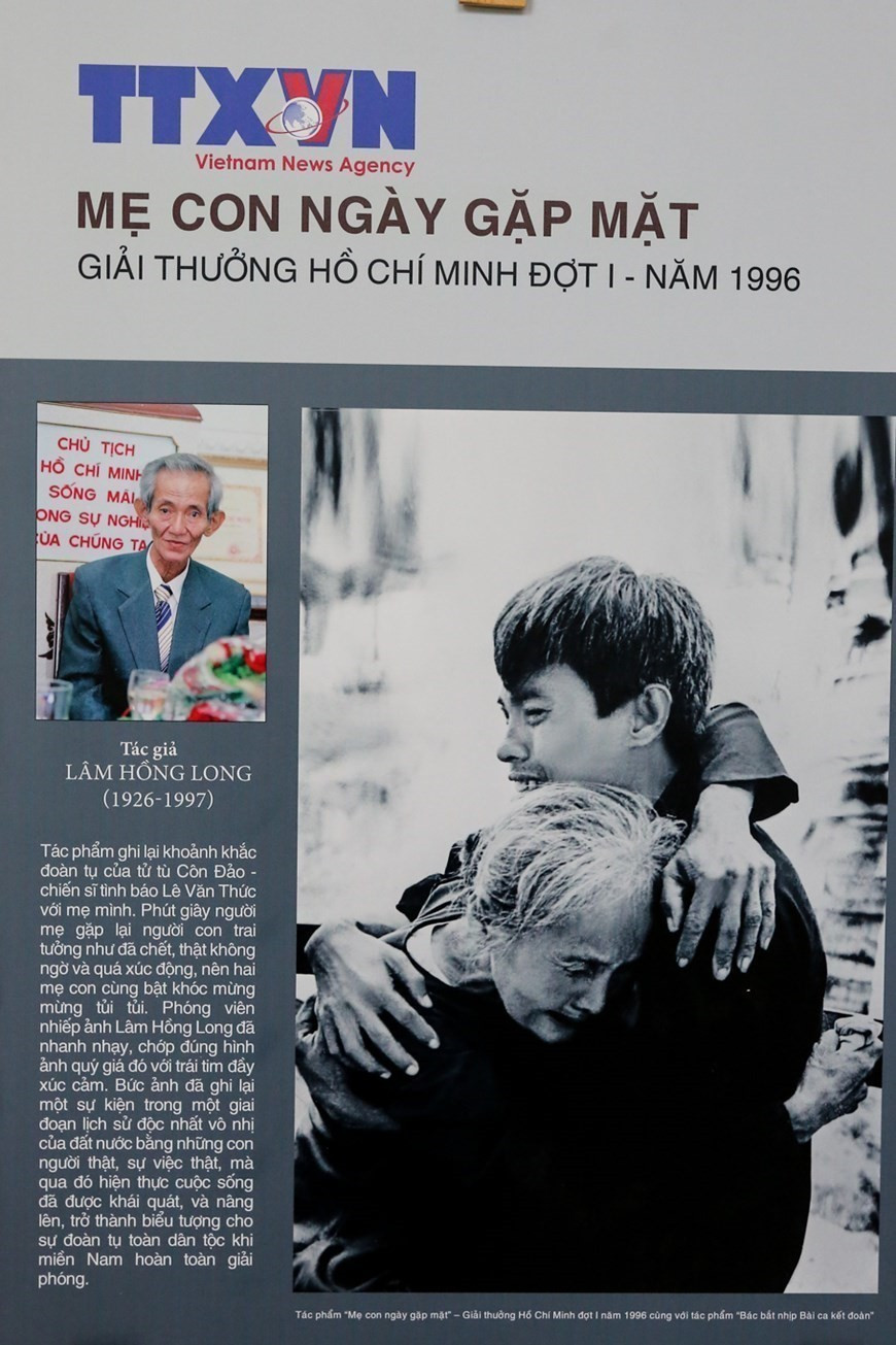 The photos “Uncle Ho leading the singing of the song “Solidarity” and “Mother and son on reunion day” by photographer Lam Hong Long win the Ho Chi Minh Prize in 1996. (Photo: VNA) anh-2-2176.jpg