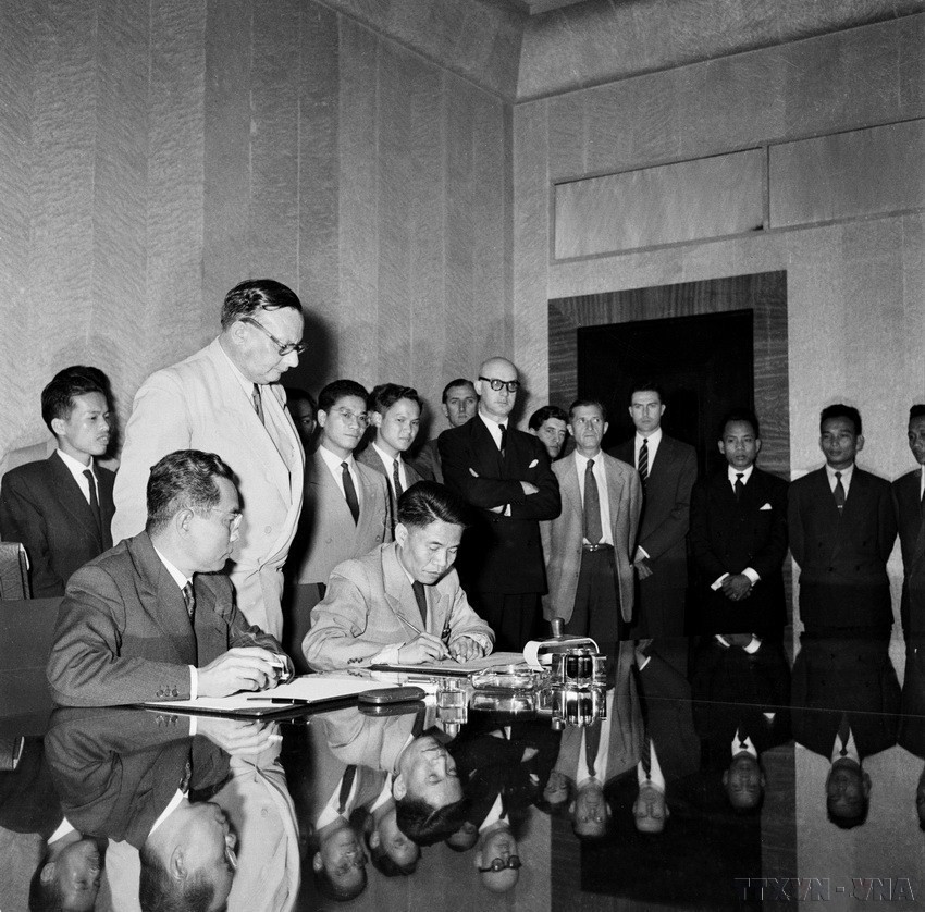 At midnight on July 20, 1954, in Geneva, Switzerland, the Agreement on the Cessation of Hostilities in Vietnam is signed. This is a historic turning point in Vietnam’s arduous struggle against French colonialists and a landmark achievement of the country’s revolution and diplomacy. (Photo: VNA) anh-3-6173.jpg