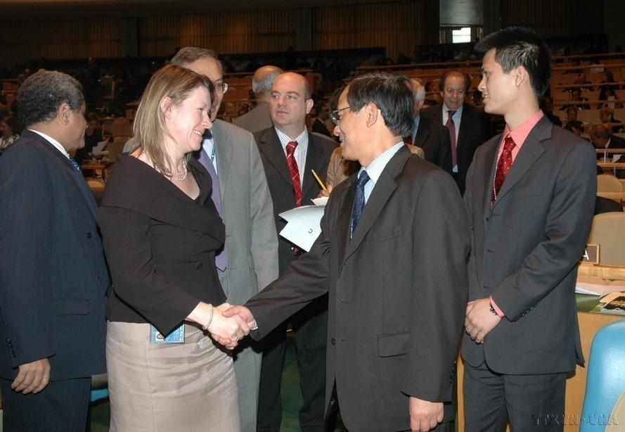 Since 2011, Vietnam’s diplomacy has advanced external relations in depth, achieving comprehensive international integration and reinforcing the country’s role as a responsible member of the international community. In photo: Delegates congratulate the Vietnamese delegation after the UN General Assembly votes to elect Vietnam as a non-permanent member of the UN Security Council for the 2008–2009 term, Oct. 16, 2007. (Photo: VNA) anh-9-8165.jpg