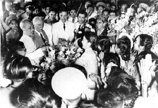 Not only the first Foreign Minister, President Ho Chi Minh also lays the foundations for modern Vietnamese diplomacy. In photo: President Ho Chi Minh and Hanoi citizens welcome Kliment Voroshilov, Chairman of the Presidium of the Supreme Soviet of the USSR, on his visit to Vietnam, May 20, 1957. (Photo: VNA) anh-1-2935.jpg