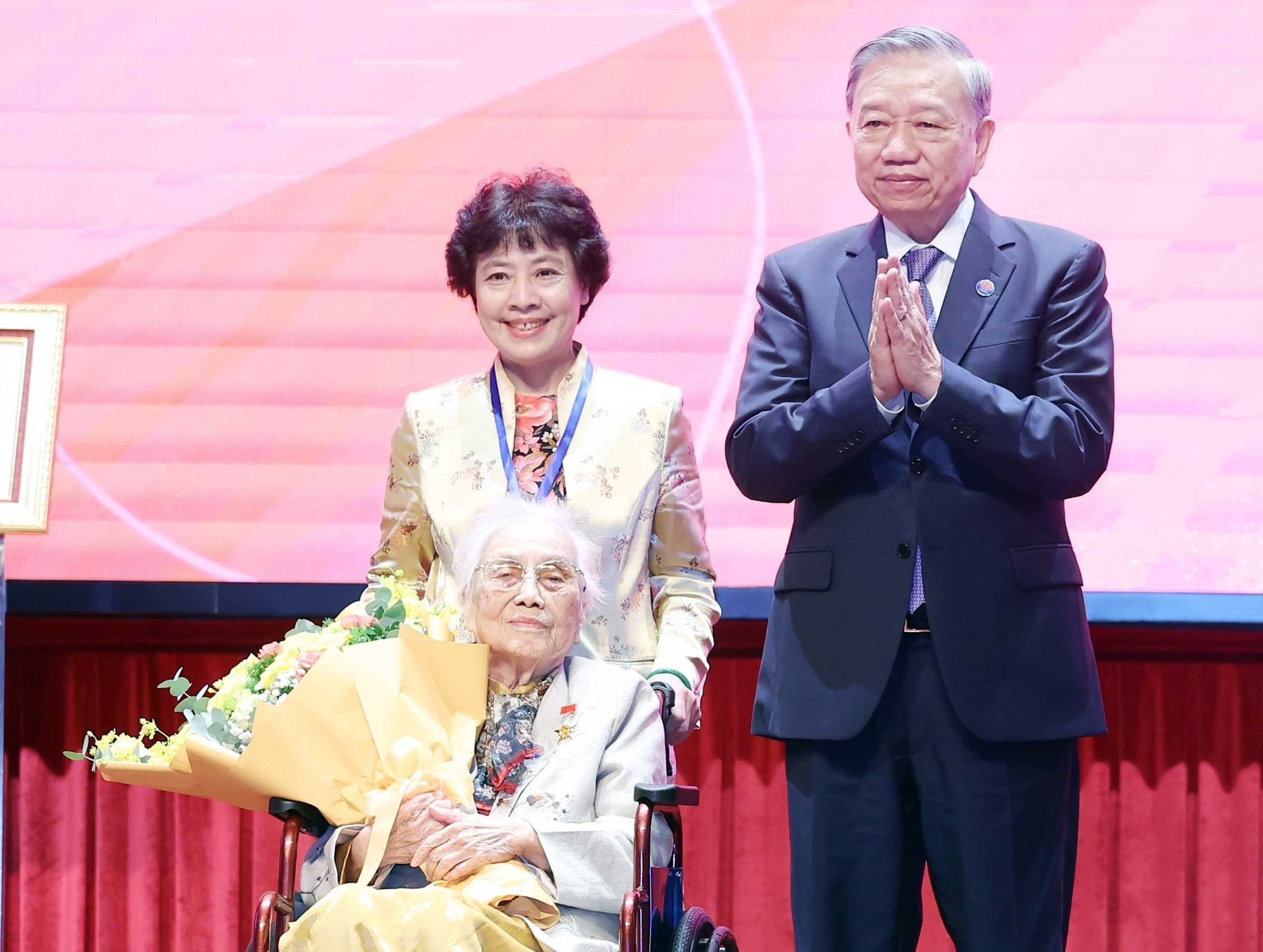 Party General Secretary To Lam presents the title of Hero of Labour to Nguyen Thi Binh, former Vice State President, and former Foreign Minister of the Provisional Revolutionary Government of the Republic of South Vietnam. (Photo: VNA) anh-15.jpg