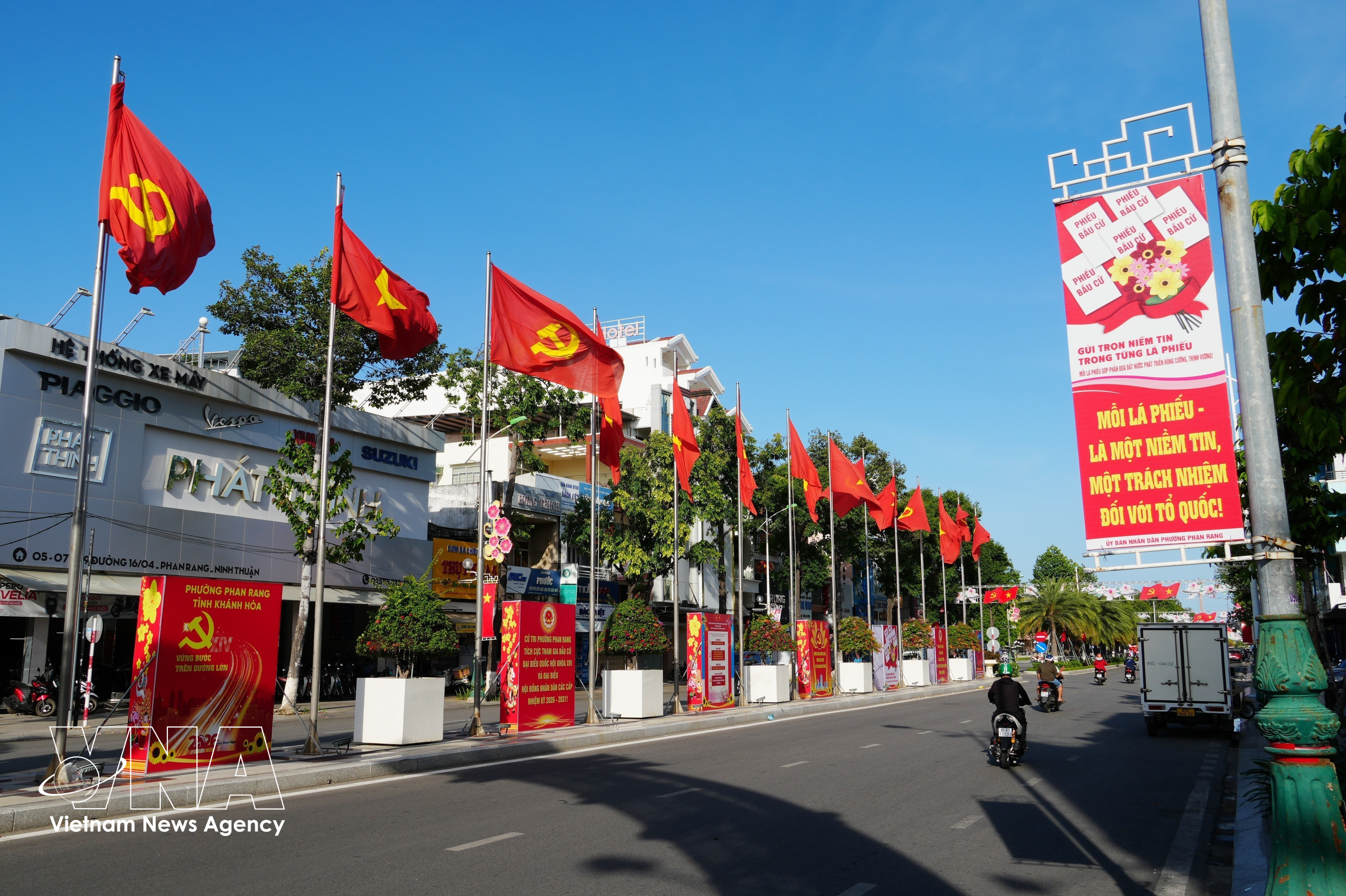 Flags and banners promoting the election of deputies to the 16th National Assembly and People’s Councils at all levels for the 2026–2031 term in Phan Rang ward, Khanh Hoa province. (Photo: VNA) 