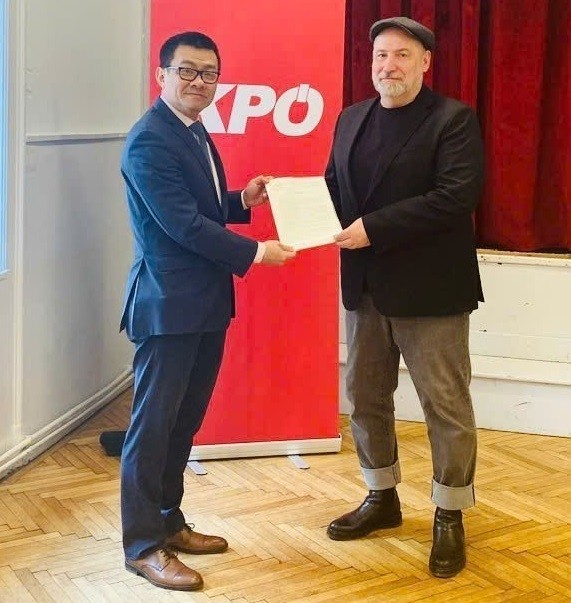 Vietnamese Ambassador to Austria Vu Le Thai Hoang (L) delivers a letter of appreciation from the CPV Central Committee for the congratulatory message sent on the occasion of the CPV’s 14th National Congress to Leader of the Communist Party of Austria (KPÖ) Günther Hopfgartner. (Photo published by VNA)