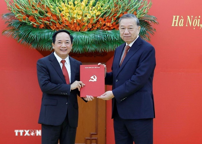 General Secretary of the Communist Party of Vietnam Central Committee To Lam (R) presents the Politburo's decision to General Trinh Van Quyet. (Photo: VNA)