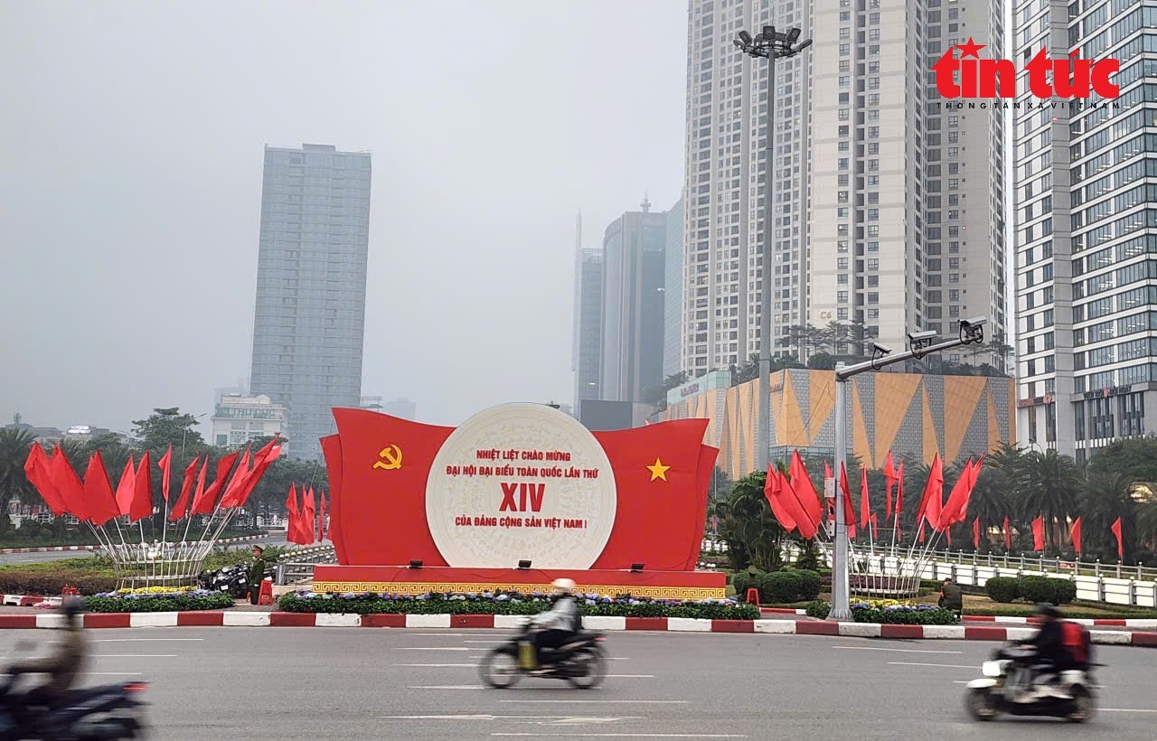 The intersection of Ring Road 3 and Tran Duy Hung Street (Hanoi) has taken on a new look in celebration of the 14th National Party Congress. (Photo: VNA)