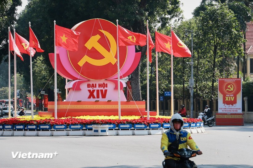 The hammer-and-sickle emblem, the Party flag, and the national flag are prominently displayed at the Dien Bien Phu–Doc Lap–Chu Van An intersection to welcome the 14th National Congress of the Communist Party of Vietnam. (Photo: VNA) 